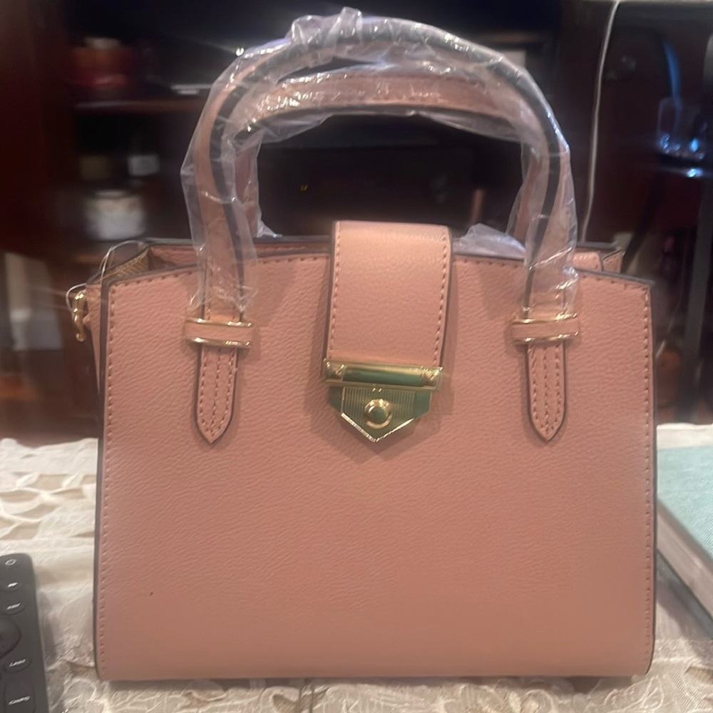 Pink bag never been used brand new great look for night out!